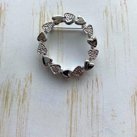 Vintage Silvertone GERRY’S Round Heart Wreath Brooch Pin - Picture 2 of 10